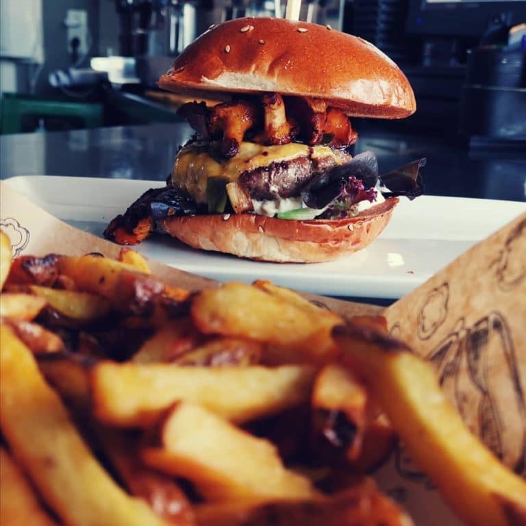 Burger mit Pommes von Kerkini aus Langenfeld
