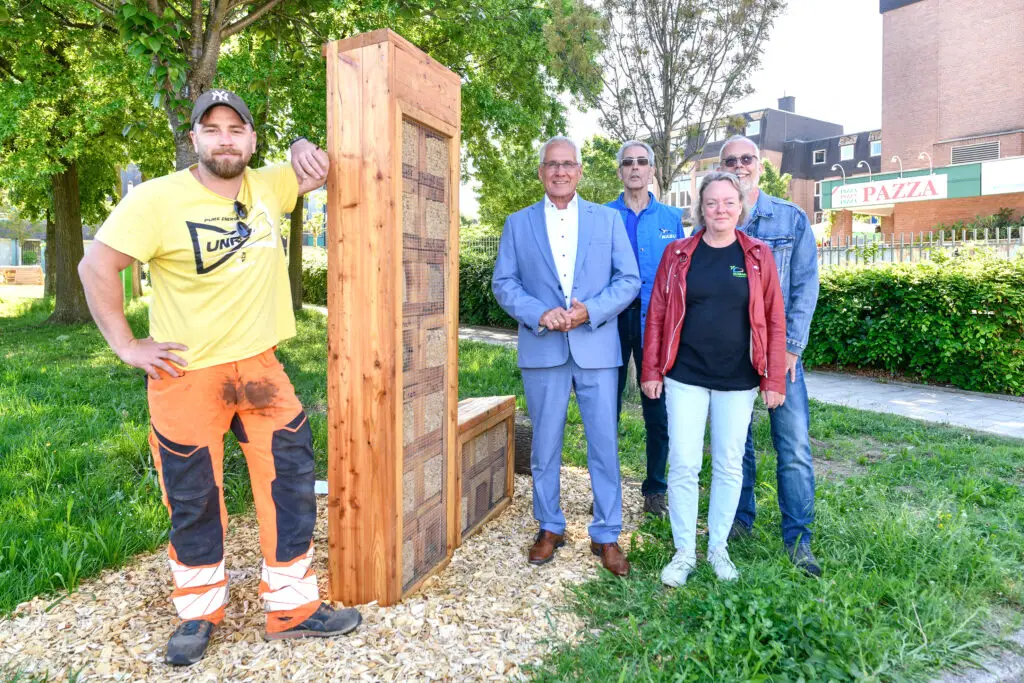 Langenfeld summt!: Neues Insektenhotel am Rathaus eingeweiht