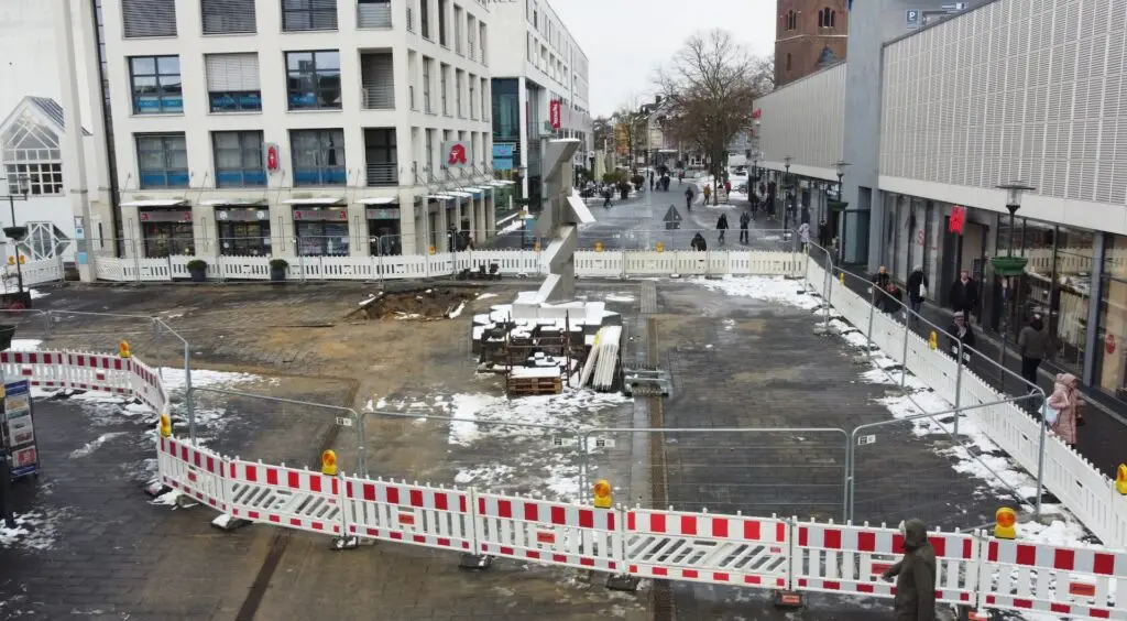 Auswirkungen des Wasserrohrbruchsin der Fußgängerzone für mehrere Wochen