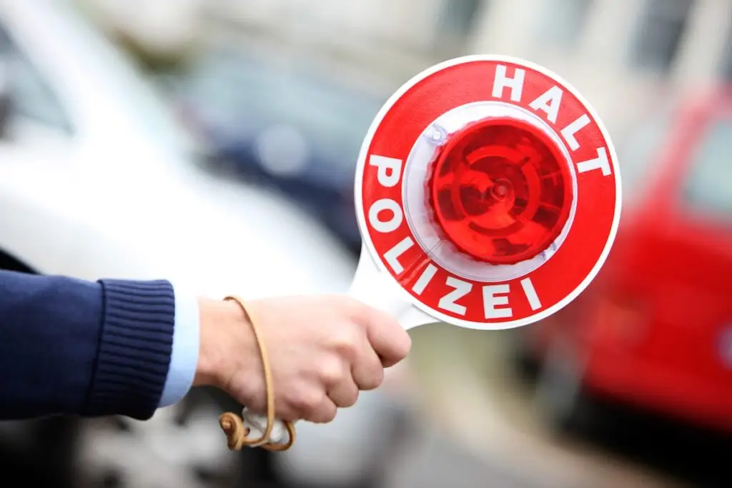 Flucht vor der Polizei: Unfallverursacher ohne Führerschein