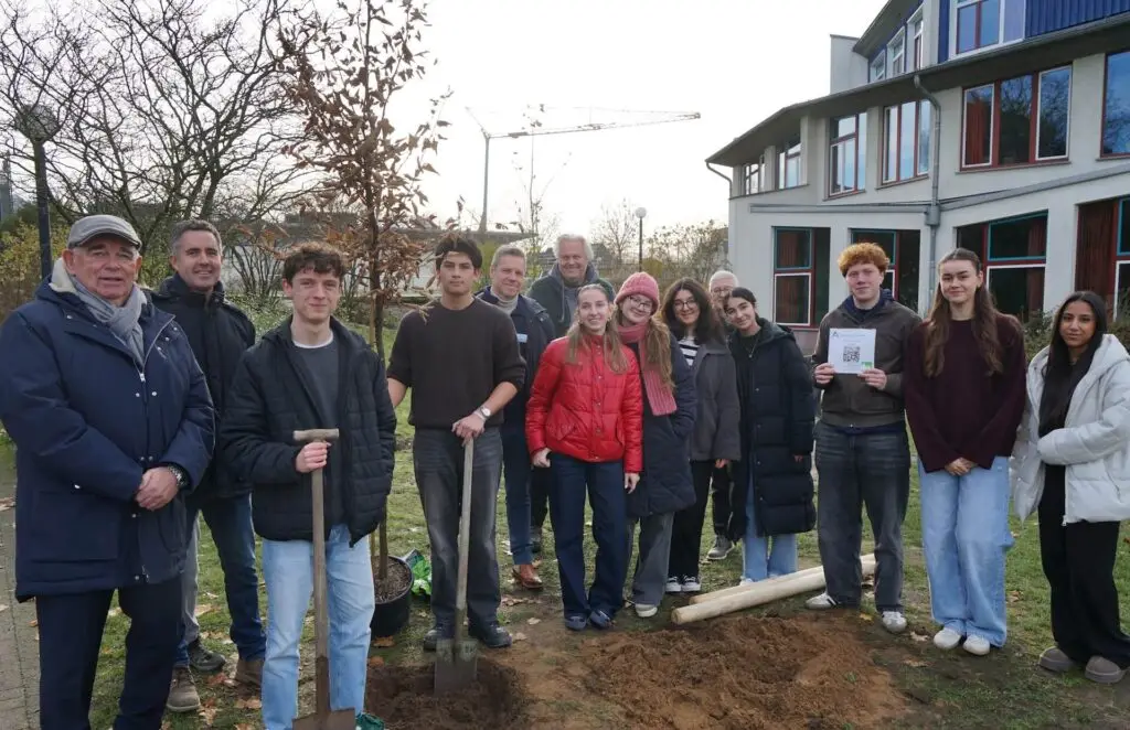 Baumpflanzaktion an der Bettine-von-Arnim-Gesamtschule: Klimaschutz und eine bleibende Erinnerung