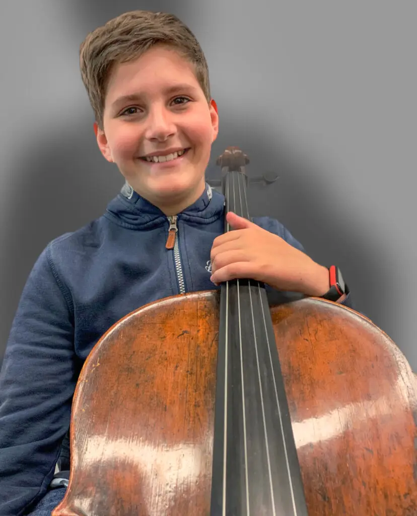 Ben Segner gewinnt 2. Preis beim  internationalen Wettbewerb „Junge  Talente“ und erhält wertvolles Meistercello