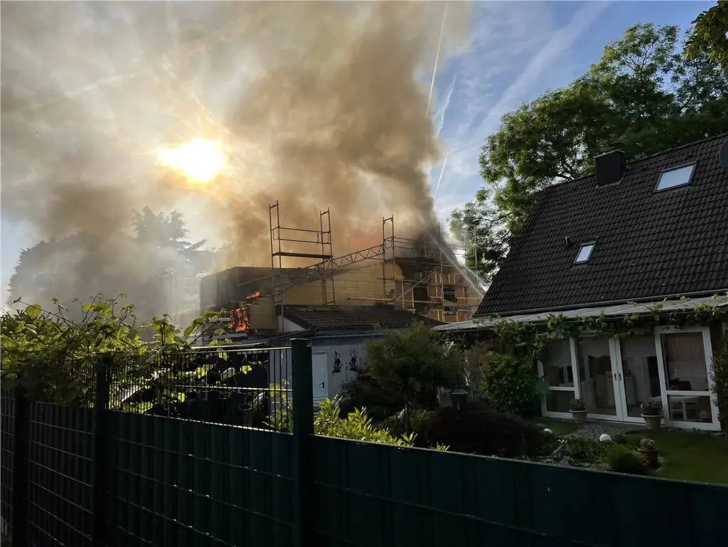 Brand eines Einfamilienhauses: Polizei ermittelt zur Ursache