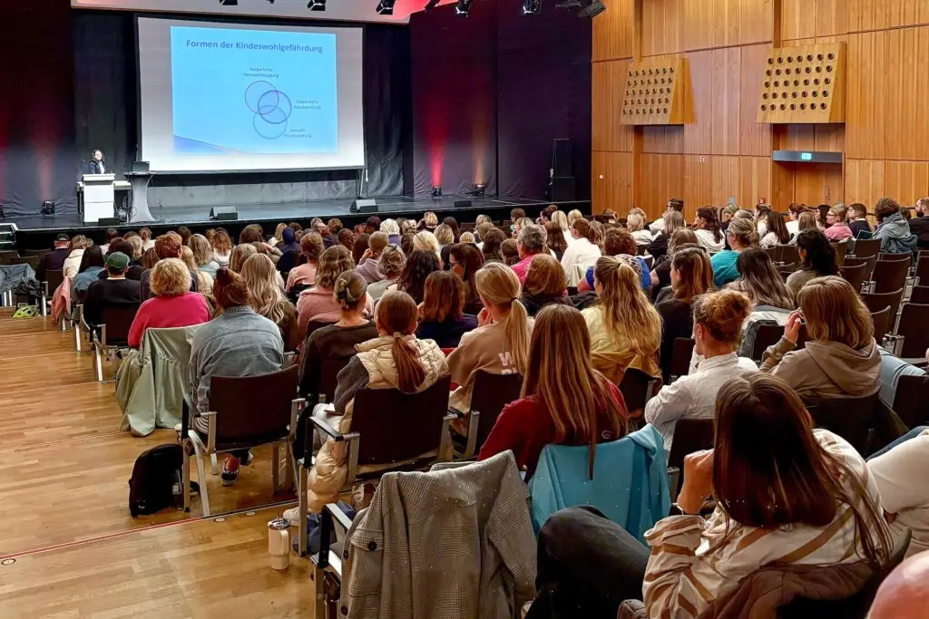 Großer Fachtag zum Thema Kinderschutz für die städtischen Kindertageseinrichtungen