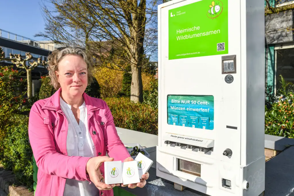 Saatgutautomat nach der Winterpause wieder befüllt