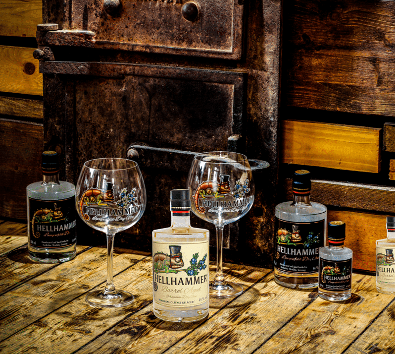 Hellhammer Gin Flasche mit Gläsern