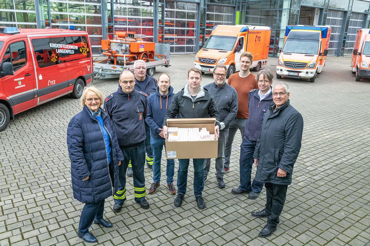 Hilfskonvoi an die ukrainische Grenze 2 Das Foto mit Bürgermeister Frank Schneider (rechts) und der Ersten Beigeordneten Marion Prell (links) entstand bei der Abfahrt an der Hauptfeuer- und Rettungswache