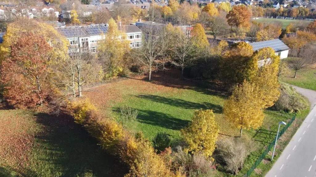 Vierbeiner können sich ab sofort auf der neuen Hundeauslauffläche in Reusrath austoben