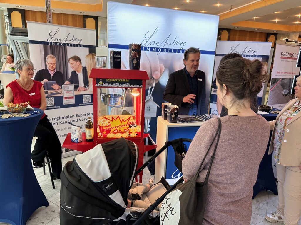 Ein Kinderwagen vor einer Popcorn Maschine