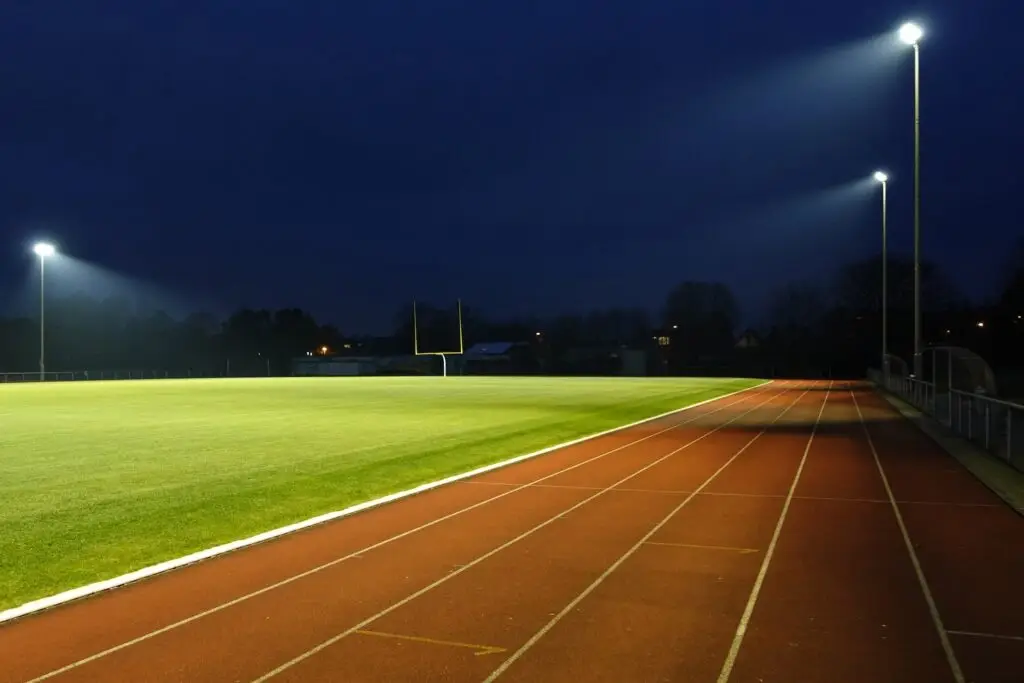 Laufen unter Flutlicht im Jahnstadion
