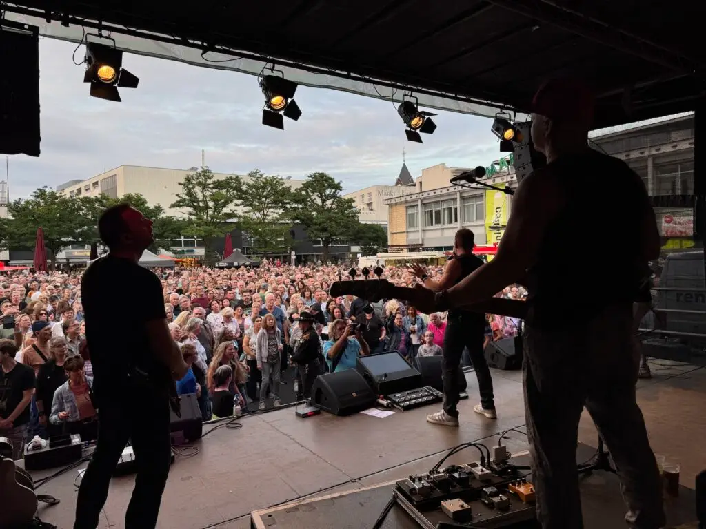 Wenn der Marktplatz zur Tanzfläche wird: Jim Button’s rocken Langenfeld