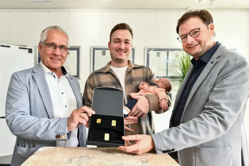 Goldbarren für das Langenfelder Jubiläumsbaby übergeben