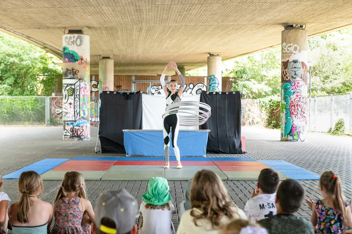 Mädchen und Jungen waren von der Zirkus-Aktion begeistert 3 Mädchen und Jungen waren von der Zirkus-Aktion begeistert 3