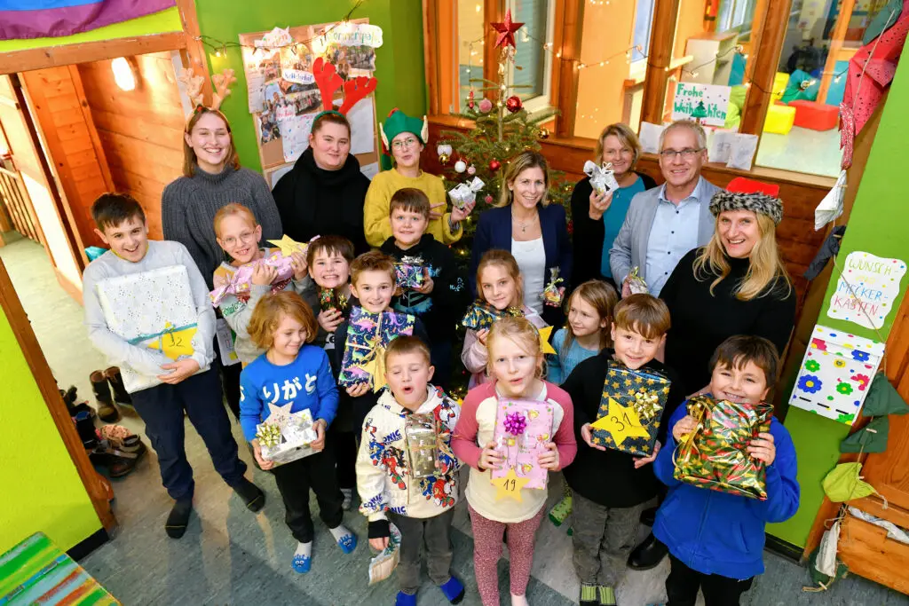 Mädchen und Jungen aus dem Kinderhaus freuen sich dank dem Sparkassenbrief aus dem Zukunftsschatz über Geschenke vom Wunschbaum