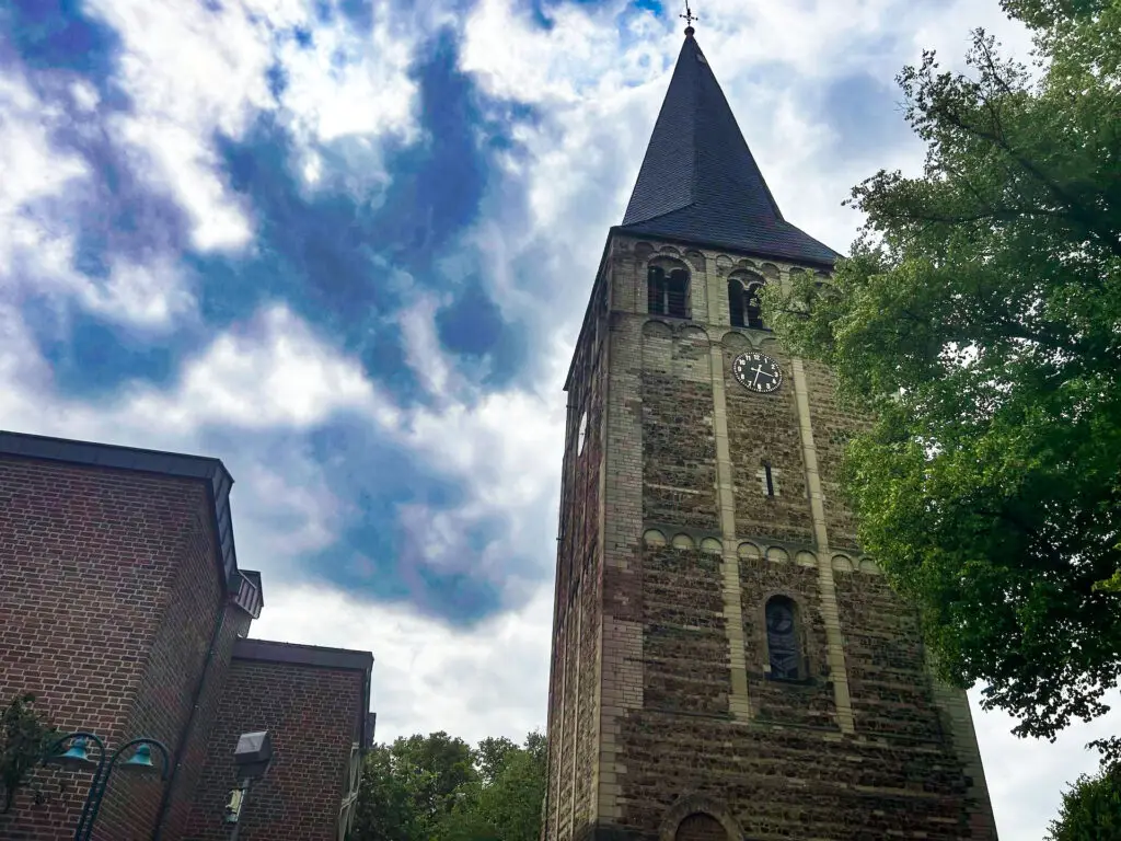 Der Kirchturm von Richrath – Ein stiller Zeuge aus zwölf Jahrhunderten
