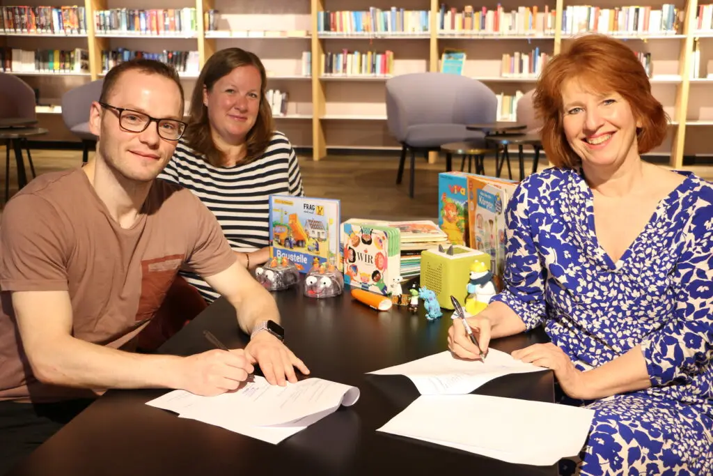 Stadtbibliothek und Familienzentrum verbriefen ihre intensive Zusammenarbeit
