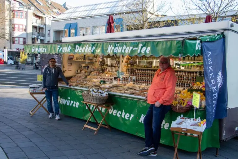 "Gewürze Frank Decker" mit seinem Stand auf dem Langenfelder Wochenmarkt