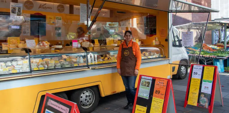 Marktstand Käsespezialitäten Krems Wochenmarkt Langenfeld Bild 1