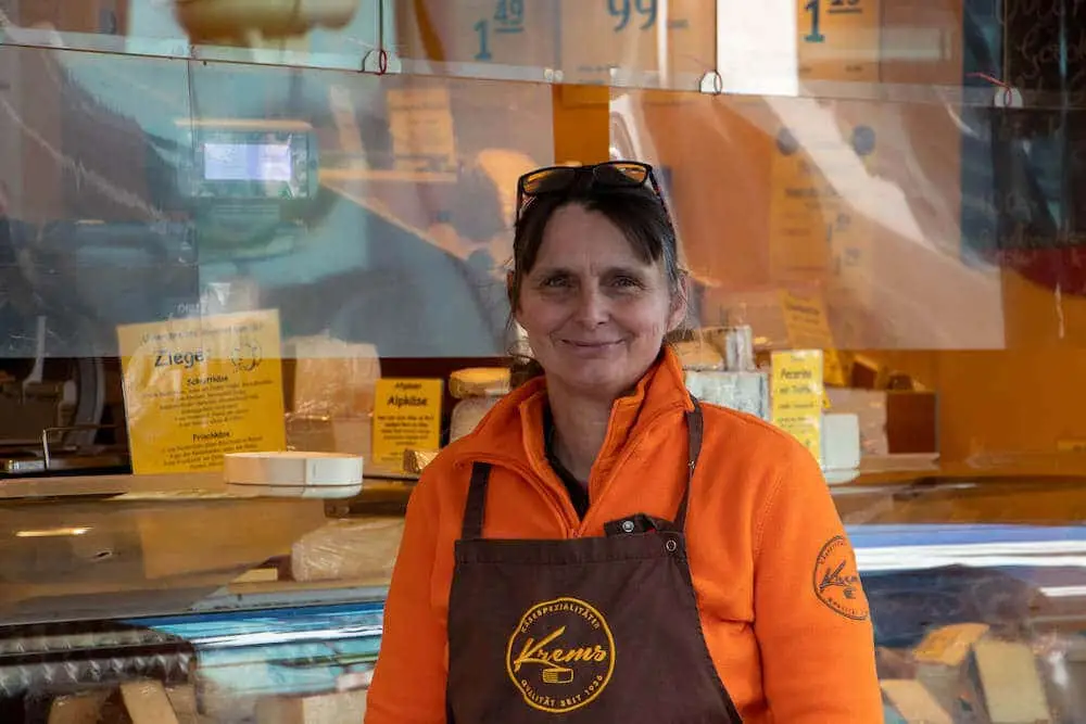 Marktstand Käsespezialitäten Krems Wochenmarkt Langenfeld Bild 2