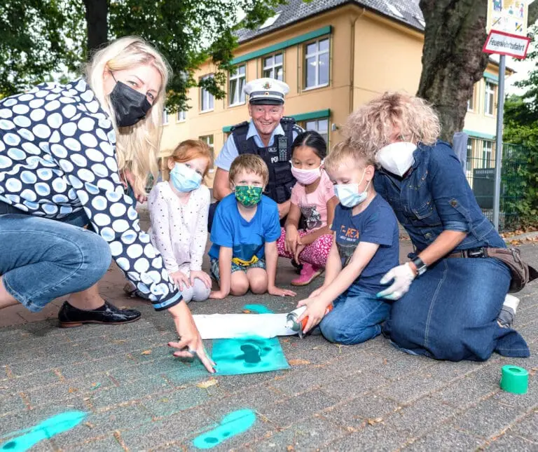 grüne Fußspuren an der Erich-kästner-Grundschule