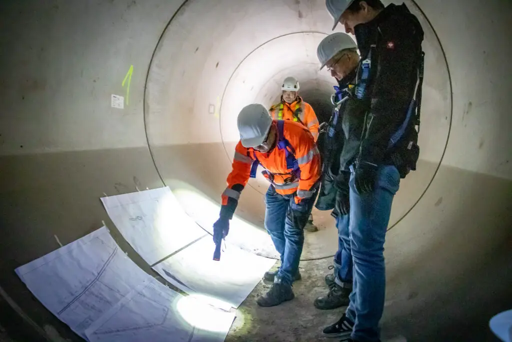 Besichtigung des Regenwasser-Staukanals an der Poststraße