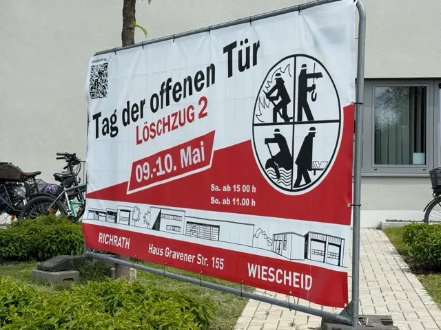 Rot weiß Plakat wo in schwarzer Schrift geschrieben Tag der offenen Tür