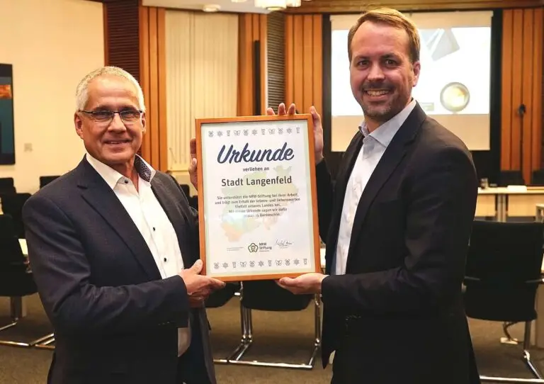 Stefan Ast, Geschäftsführer der NRW-Stiftung, übergab im Rathaus Langenfeld an Bürgermeister Frank Schneider die Mitgliedsurkunde des Fördervereins der NRW-Stiftung ((von links nach rechts: Langenfelds Bürgermeister Frank Schneider, Stefan Ast, Geschäftsführer der NRW-Stiftung)).