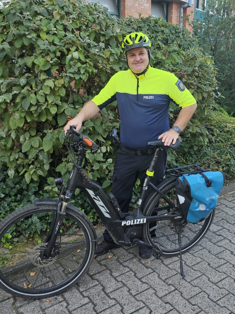 PHK Matthias Buff mit Fahrrad