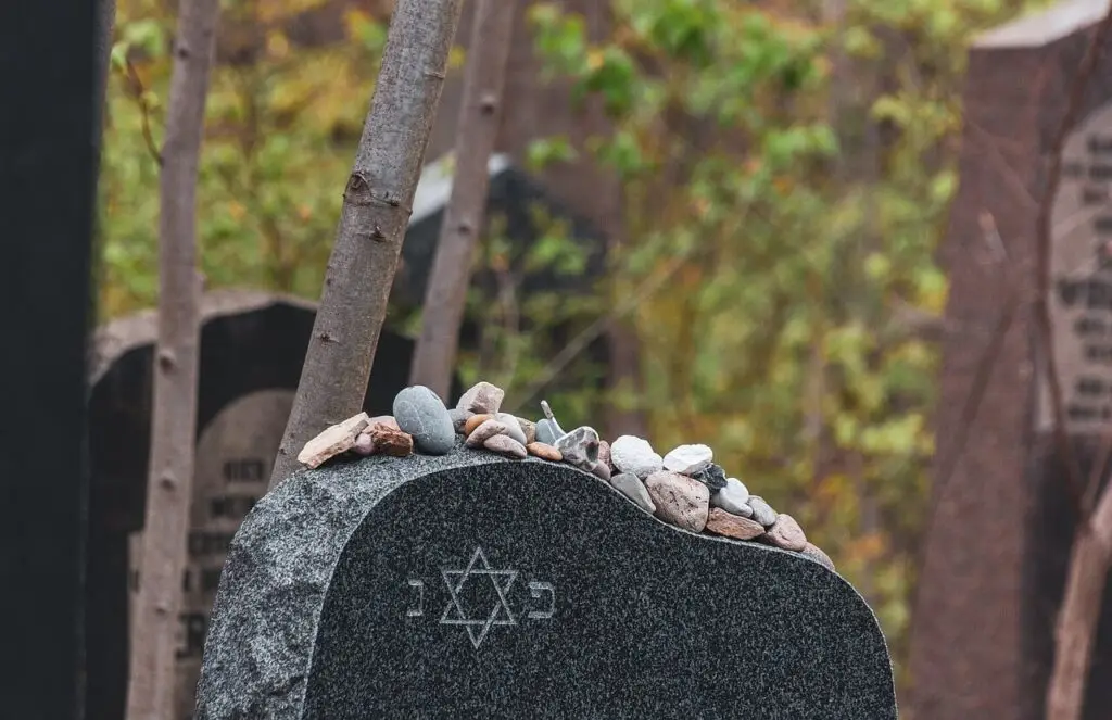 Führung über den jüdischen Friedhof in Richrath für Jugendliche