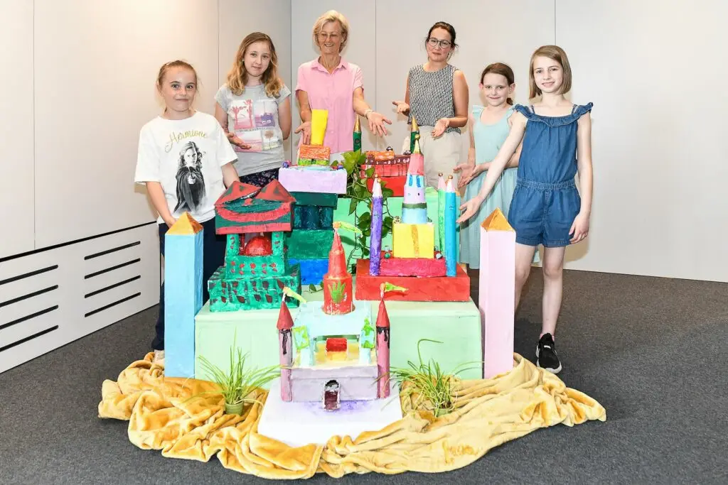 Werkeschau im Rathaus-Foyer: Vom Kinderhaus zum Kinderschloss