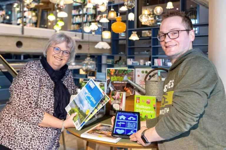 Martina Seuser und Marcel Testroet, der kommissarisch die Leitung der Stadtbibliothek übernimmt.