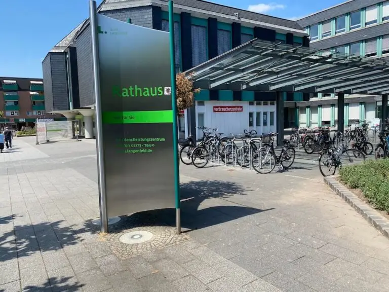 Vor dem Rathaus steht ein Schild mit der Aufschrift Rathaus