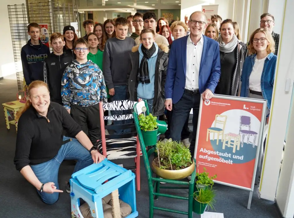 „Abgestaubt und aufgemöbelt“:Ausstellung zum Upcycling-Wettbewerbzeigt alte Stühle in neuem Glanz