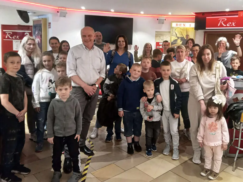 Schauplatz Langenfeld und Flüchtlingshilfe e.V. luden ukrainische Familien zu einem Kinovormittag ein