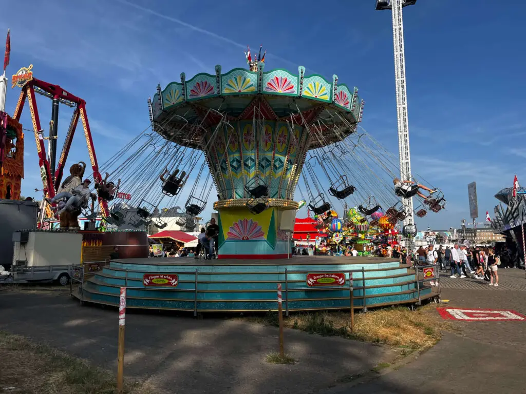 Rheinkirmes Düsseldorf begeistert mit Drohnen- und Feuerwerksshow