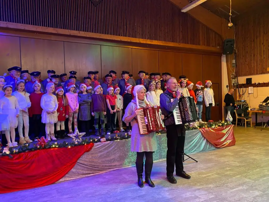 Festliche Adventsfeier im Seniorentreff Richrath- Gemeinschaft, Musik und besinnliche Momente