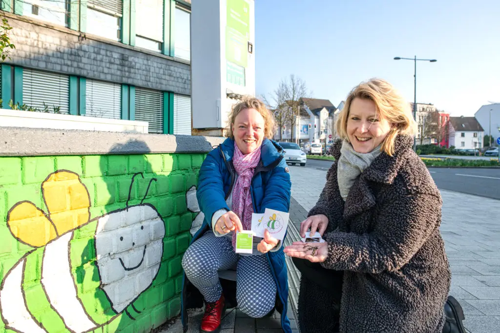 Saatgutautomat nach der Winterpause wieder befüllt