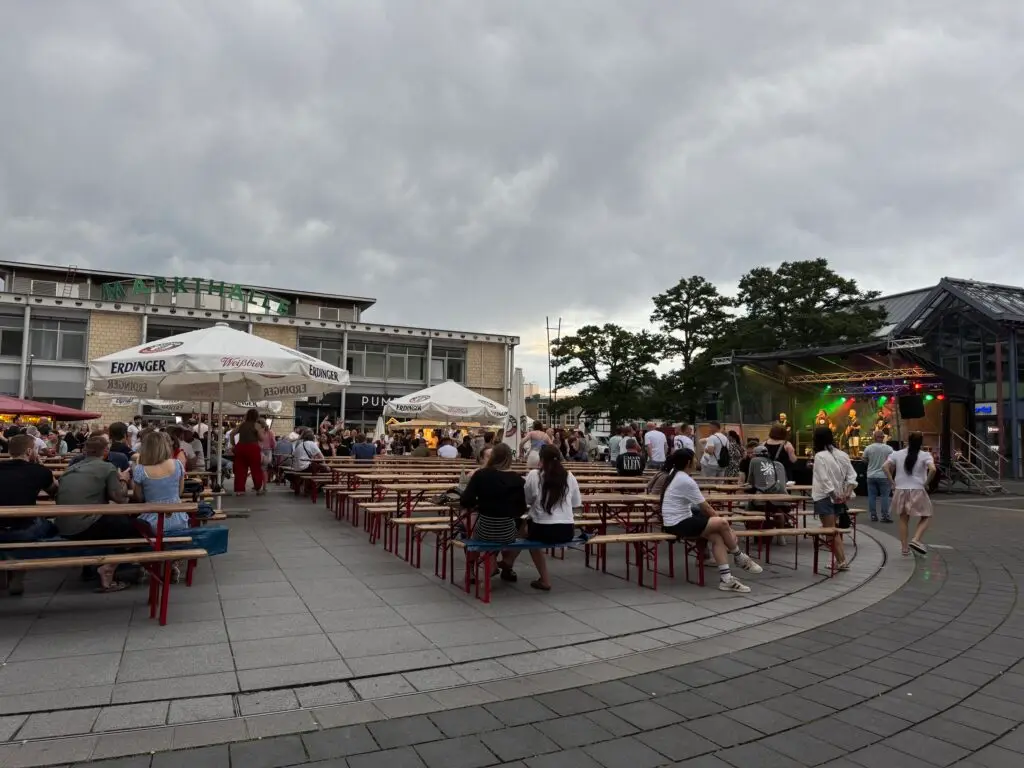 Langenfelder Schoppenfest trotzt der Hitze – Volle Stimmung am Abend
