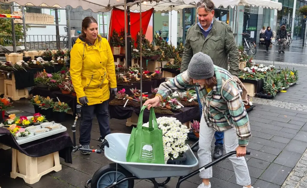 Schubkarrenaktion und Verlosung von exklusiven Wochenmarkt-Einkaufskörben