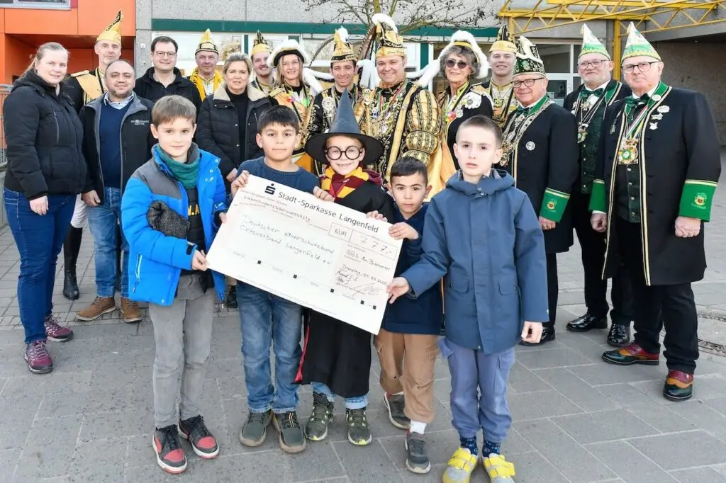 KG Prinzengarde Langenfeld und KOMMIT e.V. überreichen 777,- € an den Kinderschutzbund Langenfeld