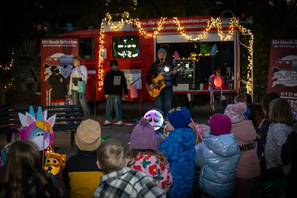 Sankt-Martins-Singen auf dem Langenfelder Marktplatz: Ein Abend voller Licht, Musik und Mitmachfreude