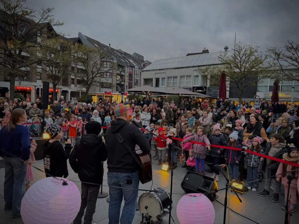 Sankt-Martins-Singen auf dem Langenfelder Marktplatz – ein Abend voller Licht und Gemeinschaft