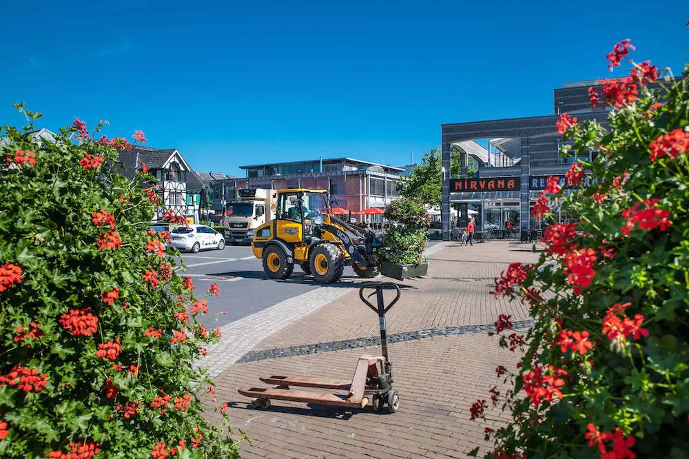 ShoppingMitte wird farbenfroh und schafft gute Laune! 1 ShoppingMitte Langenfeld Blumen in der Stadt Marktplatz