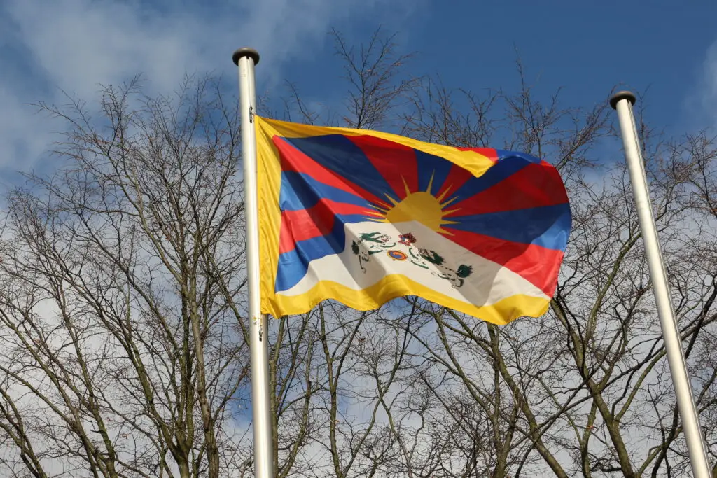 Stadt Langenfeld setzt am 10. März mit dem Hissen der Tibet-Flagge bereits zum 29. Mal ein Zeichen des Friedens in der Welt