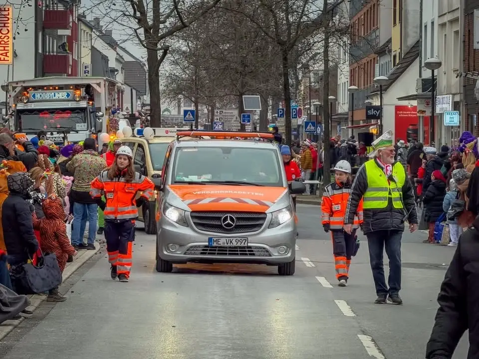 Circa 20.000 Jecke feiern friedlichen Karnevalszug in Langenfeld