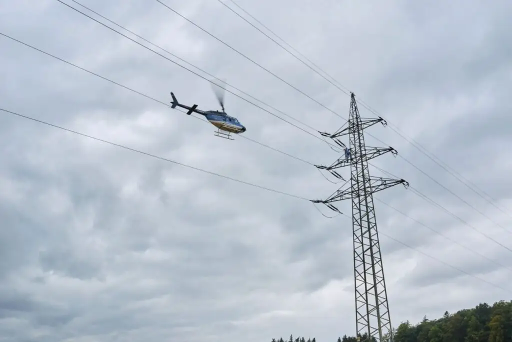 Hubschrauber kontrolliert Freileitungen