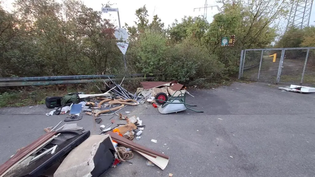 Erneute „wilde Müllkippe“ in Widdauen wird zur Anzeige gebracht