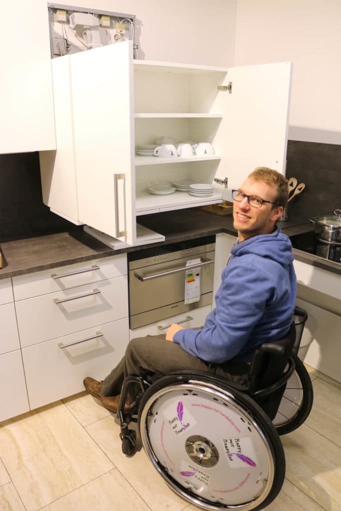 Happy mit Handikap - barrierefreie Musterwohnung Küche