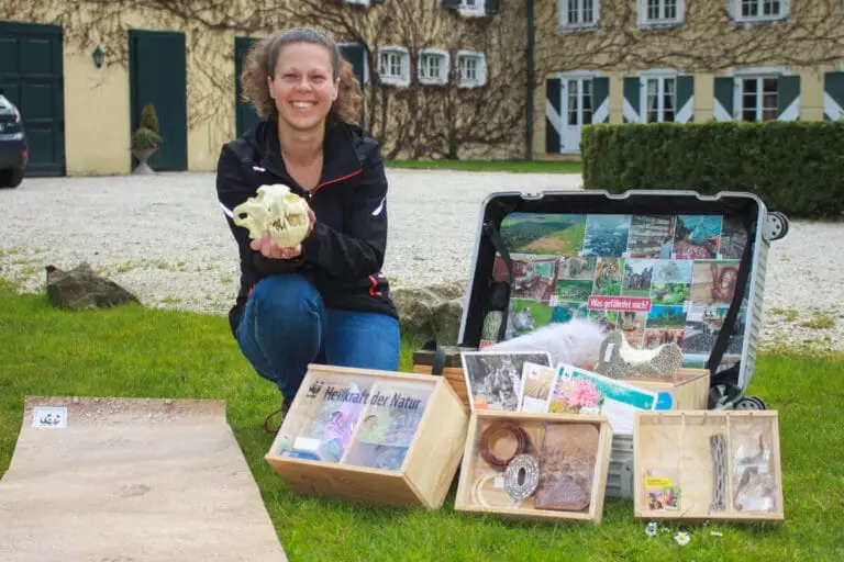 WWF Artenschutz Koffer und Leiterin des Klimaschutzzentrums auf der Wasserburg, Lisa Schwarz