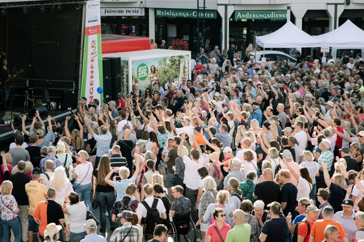 Langenfeld Live 2022 Crowd tanzt